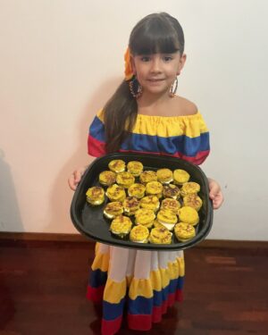 Gioia Arismendi Instagram - Somos de Aquí, Somos Venezolanas 🇻🇪 Mi hija #StellaVera ⭐️ mi primogénita mi gran Orgullo, ella es y se siente muy Feliz de ser Venezolana ❤️ y yo como su madre la aplaudo y la enamoro día a día de nuestra tierra maravillosa inculcándole valores, tradiciones  y  claro que también sé con total certeza que tenemos el mejor País del mundo, lo AMAMOS ♥️😍🥰 y no hay nada más que deseemos que todos nosotros y nuestros hermanos estemos en PAZ ✌🏻en LIBERTAD 🕊️ unidos juntos y por el país que tanto amamos y que seguimos construyendo día a día!!! 
.
Mi hija hermosa le tocó exponer sobre su País: Venezuela 🇻🇪 lo hizo fabuloso!!! ⭐️
.
Sé ve tan bella con su traje típico folclórico 💕
preparamos juntas y con mucho amor para compartir con sus amiguitos y maestras comida típica venezolana: 
- Cachapitas con queso fresco.
- Bolitas de Leche también conocidas como papitas de leche. 
Y bailo joropo espectacular… 💃🏻 
.
SOMOS VENEZUELA 🇻🇪 y mi princesa 👸 el FUTURO de nuestro país… Ella la luz, Ella la esperanza, Ella el camino… Con la Fe intacta y seguras de que vamos Hasta el final!!! Te visualizamos libre en paz y cubierta de total luz ☀️ 💛💙❤️
.
Gracias Gracias Gracias 🙌🏻👐🙏 porque #yosignifico #iamenough #yosoy #soham I Am Gioia Arismendi en Abundancia y Prosperidad rodeada de Éxito y Amor! Amén!!! 💟🕉☮️⚛️
. 
Gracias querida Amiga @vanebachrich 💖 por este hermoso traje que nos prestaste de la Princesisima hermosa Marianto!!! Más Futuro Maravilloso! 🩷
Las Adoramos 🙌🏻👐😍
.
Accesorios @bambolabygioia 
.
Me dicen si es la Niña Venezolana más bella que han visto hoy? Soy una mamá perdidamente enamorada?