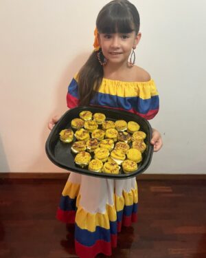Gioia Arismendi Instagram - Somos de Aquí, Somos Venezolanas 🇻🇪 Mi hija #StellaVera ⭐️ mi primogénita mi gran Orgullo, ella es y se siente muy Feliz de ser Venezolana ❤️ y yo como su madre la aplaudo y la enamoro día a día de nuestra tierra maravillosa inculcándole valores, tradiciones  y  claro que también sé con total certeza que tenemos el mejor País del mundo, lo AMAMOS ♥️😍🥰 y no hay nada más que deseemos que todos nosotros y nuestros hermanos estemos en PAZ ✌🏻en LIBERTAD 🕊️ unidos juntos y por el país que tanto amamos y que seguimos construyendo día a día!!! 
.
Mi hija hermosa le tocó exponer sobre su País: Venezuela 🇻🇪 lo hizo fabuloso!!! ⭐️
.
Sé ve tan bella con su traje típico folclórico 💕
preparamos juntas y con mucho amor para compartir con sus amiguitos y maestras comida típica venezolana: 
- Cachapitas con queso fresco.
- Bolitas de Leche también conocidas como papitas de leche. 
Y bailo joropo espectacular… 💃🏻 
.
SOMOS VENEZUELA 🇻🇪 y mi princesa 👸 el FUTURO de nuestro país… Ella la luz, Ella la esperanza, Ella el camino… Con la Fe intacta y seguras de que vamos Hasta el final!!! Te visualizamos libre en paz y cubierta de total luz ☀️ 💛💙❤️
.
Gracias Gracias Gracias 🙌🏻👐🙏 porque #yosignifico #iamenough #yosoy #soham I Am Gioia Arismendi en Abundancia y Prosperidad rodeada de Éxito y Amor! Amén!!! 💟🕉☮️⚛️
. 
Gracias querida Amiga @vanebachrich 💖 por este hermoso traje que nos prestaste de la Princesisima hermosa Marianto!!! Más Futuro Maravilloso! 🩷
Las Adoramos 🙌🏻👐😍
.
Accesorios @bambolabygioia 
.
Me dicen si es la Niña Venezolana más bella que han visto hoy? Soy una mamá perdidamente enamorada?