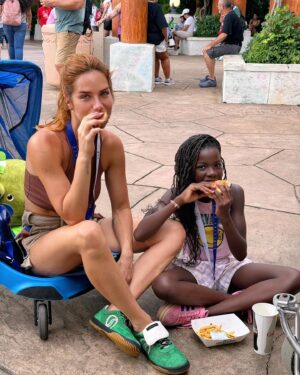 Giovanna Ewbank Instagram - Minha pitchuca e eu sendo felizes por aí!
Que sorte a minha ter uma filha como melhor amiga! 
Te amo tanto meu amor, daqui até o infinito minha Títi 💖

PS: ela tá enorme não tá gente? 🥹