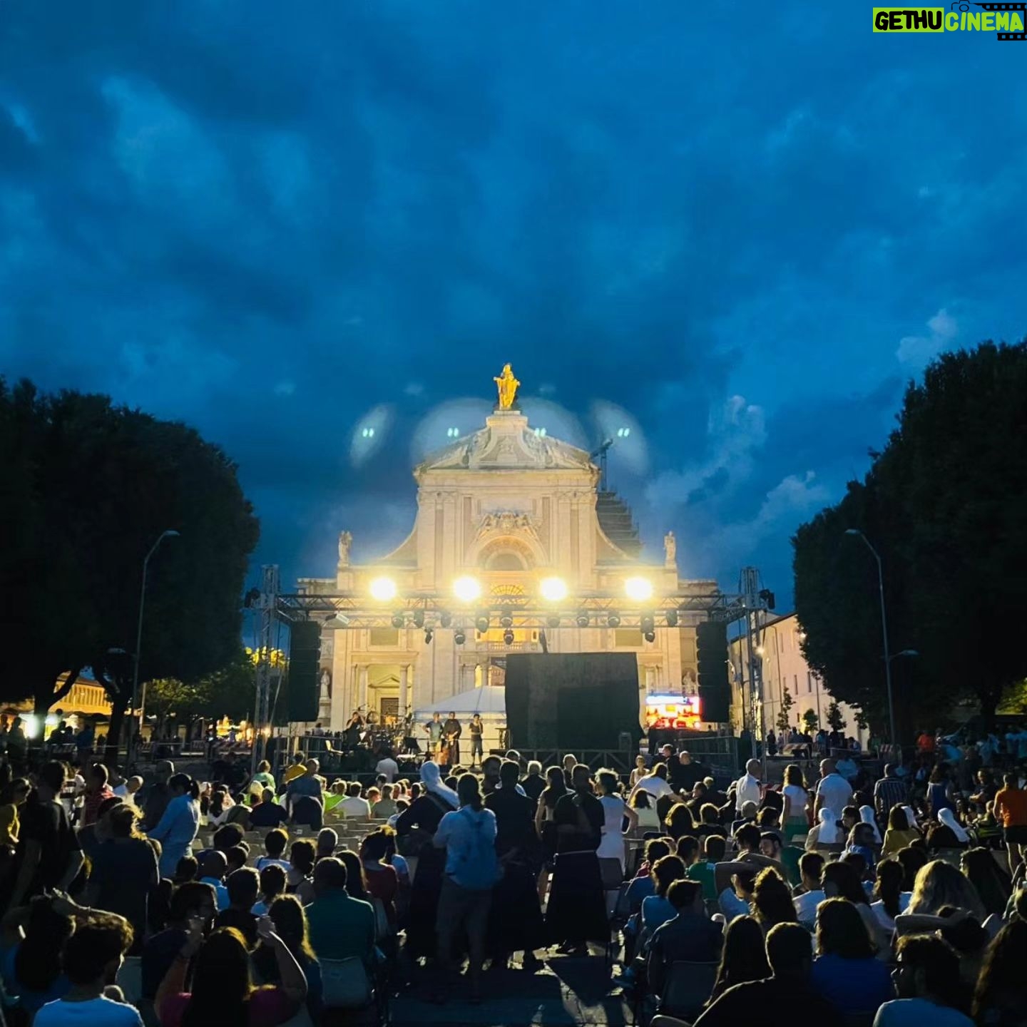 Giovanni Scifoni - 6.9K Likes - Ieri il nostro FRA' davanti alla Porziuncola di Assisi, là dove 800 anni fa si è cappottato il mondo, tremila di voi lì in piazza ad abbracciarci, ci avete liquefatto il cuore. Posso andare in pensione.
#sanfrancescosuperstardelmedioevo
@lucianodigiandomenico
@maurizio_picchio_drum
@stefanocarloncelli
@fratiminoriassisi