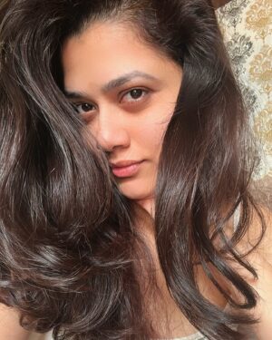 Girija Oak Instagram - I miss my long hair now that my hair has grown out of the very fun ‘short bob’. Right now my hair is neither long nor short. Kinda mid. Which is boring. Something must be done. 

Haircuts absolutely change the state of my mind. Feels like a soft boot, like a refresh button. 
Does that happen to you?