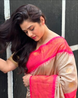 Girija Oak Instagram - I miss my long hair now that my hair has grown out of the very fun ‘short bob’. Right now my hair is neither long nor short. Kinda mid. Which is boring. Something must be done. 

Haircuts absolutely change the state of my mind. Feels like a soft boot, like a refresh button. 
Does that happen to you?