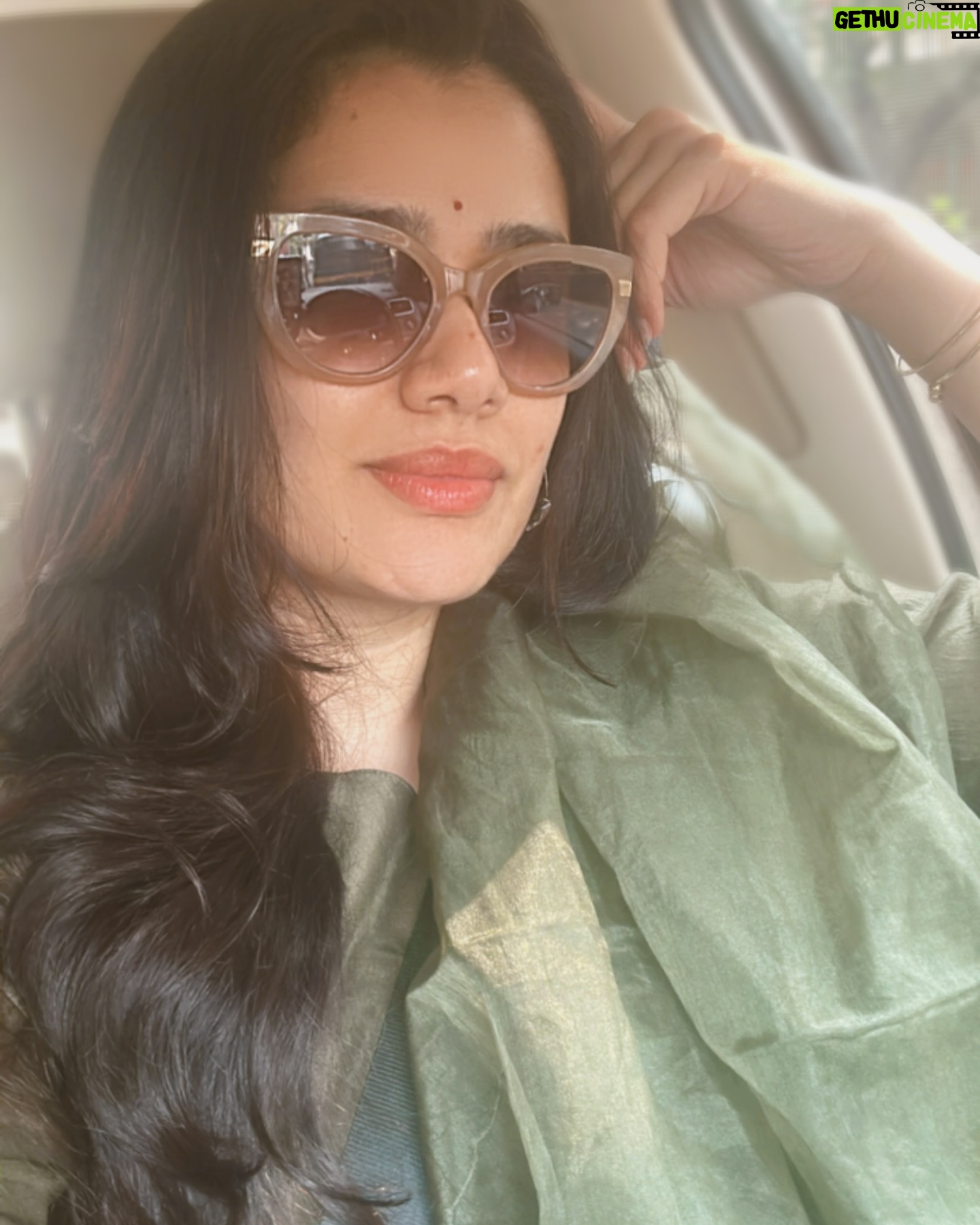 Girija Oak - 24.8K Likes - I miss my long hair now that my hair has grown out of the very fun ‘short bob’. Right now my hair is neither long nor short. Kinda mid. Which is boring. Something must be done.
Haircuts absolutely change the state of my mind. Feels like a soft boot, like a refresh button.
Does that happen to you?
