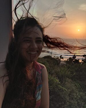 Girija Oak Instagram - I miss my long hair now that my hair has grown out of the very fun ‘short bob’. Right now my hair is neither long nor short. Kinda mid. Which is boring. Something must be done. 

Haircuts absolutely change the state of my mind. Feels like a soft boot, like a refresh button. 
Does that happen to you?