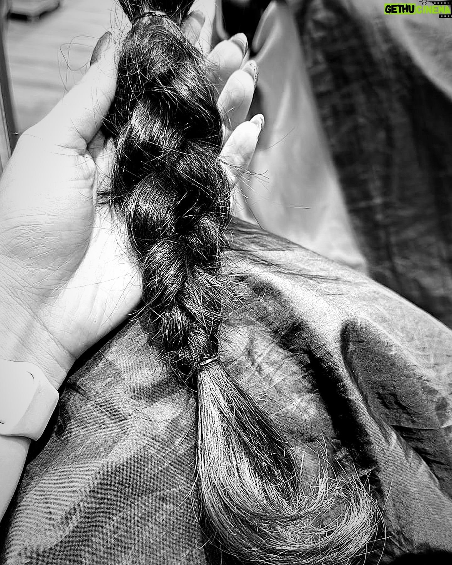 Girija Oak - 24.8K Likes - I miss my long hair now that my hair has grown out of the very fun ‘short bob’. Right now my hair is neither long nor short. Kinda mid. Which is boring. Something must be done.
Haircuts absolutely change the state of my mind. Feels like a soft boot, like a refresh button.
Does that happen to you?