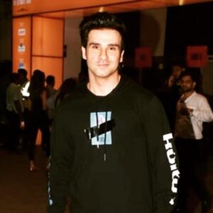 Girish Kumar Instagram - At #bryanadams concert last night

Very well organised by team @gaana.official 
Pic: @yogenshah_s