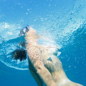 Giselle Itié Instagram - saudades do peso do meu corpo mergulhado na água, do som da vida lá embaixo. sempre serei mais eu inundada.