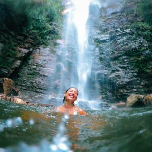 Giselle Itié Instagram - saudades do peso do meu corpo mergulhado na água, do som da vida lá embaixo. sempre serei mais eu inundada.