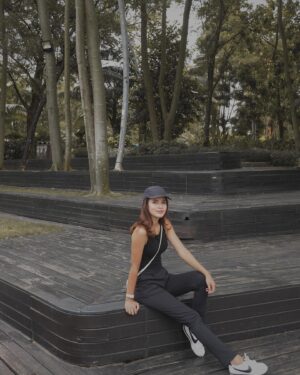 Gita Virga Instagram - Its not always necessary to react everything you notice. Talk is cheap✌️