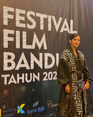 Gita Virga Instagram - Its a great honor to be here🤍 
Outer by @ts.the.label 
Pants by @titiessapoetra_official