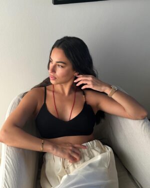 Gizem Emre Instagram - Days off after filming 🐚 Thank you @breitling for always coming along.
@breitling_germany #chronomat