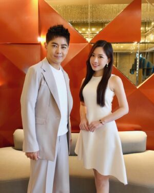 Gladys Tsai Instagram - 啊啊啊跟我兒時男神林志穎同台了～
到底為何他會跟我以前
看天龍八部和放羊的星星的時候長得一模一樣！！
吃防腐劑也不可能這麼凍齡吧🤣
完全停在17歲那年的雨季了哈哈
@airleeworld @jimmylin 
#love #life #mc #host #idol #singer #actor #young #pressconference #dress 
#工作 #生活 #日常 #愛爾麗 #醫美 #記者會 #主持 #主持人 #林志穎