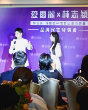 Gladys Tsai Instagram - 啊啊啊跟我兒時男神林志穎同台了～
到底為何他會跟我以前
看天龍八部和放羊的星星的時候長得一模一樣！！
吃防腐劑也不可能這麼凍齡吧🤣
完全停在17歲那年的雨季了哈哈
@airleeworld @jimmylin 
#love #life #mc #host #idol #singer #actor #young #pressconference #dress 
#工作 #生活 #日常 #愛爾麗 #醫美 #記者會 #主持 #主持人 #林志穎