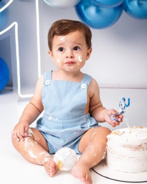 Glenda Loures Instagram - Matteo fez um ano! Um ano do nosso neneco, godinho gostoso, michelin, do nosso “carinha”, seu Zé, príncipe bochechudo.
•
Um ano do maior presente que poderíamos receber. Um ano que a casa agora tem um cheiro diferente, uma bagunça diferente, e uma alegria diferente. Que responsabilidade e honra ter a missão de cuidar e amar esse príncipe. 
•
Glória a Deus pela sua vida, meu filho. Você preencheu e transbordou nossa vida de amor. Te amamos tanto, mas tanto, que só de escrever da vontade de chorar! Que delícia acompanhar cada etapa do seu crescimento e das suas descobertas. E que juntos possamos construir muitas memórias gostosas. Viva sua vida!
•
🎂🎉🧑‍🚀🚀