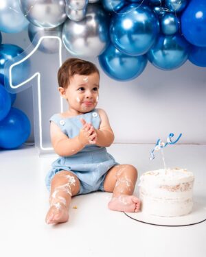 Glenda Loures Instagram - Matteo fez um ano! Um ano do nosso neneco, godinho gostoso, michelin, do nosso “carinha”, seu Zé, príncipe bochechudo.
•
Um ano do maior presente que poderíamos receber. Um ano que a casa agora tem um cheiro diferente, uma bagunça diferente, e uma alegria diferente. Que responsabilidade e honra ter a missão de cuidar e amar esse príncipe. 
•
Glória a Deus pela sua vida, meu filho. Você preencheu e transbordou nossa vida de amor. Te amamos tanto, mas tanto, que só de escrever da vontade de chorar! Que delícia acompanhar cada etapa do seu crescimento e das suas descobertas. E que juntos possamos construir muitas memórias gostosas. Viva sua vida!
•
🎂🎉🧑‍🚀🚀