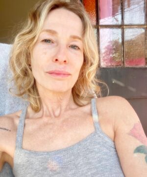 Gloria Carrá Instagram - Solo le pido a Dios
Que el dolor no me sea indiferente
Que la reseca muerte no me encuentre
Vacía y sola sin haber hecho lo suficiente
Solo le pido a Dios
Que lo injusto no me sea indiferente
Que no me abofeteen la otra mejilla
Después que una garra me arañó esta suerte
Solo le pido a Dios
Que la guerra no me sea indiferente
Es un monstruo grande y pisa fuerte
Toda la pobre inocencia de la gente
Es un monstruo grande y pisa fuerte
Toda la pobre inocencia de la gente
Solo le pido a Dios
Que el engaño no me sea indiferente
Si un traidor puede más que unos cuantos
Que esos cuantos no lo olviden fácilmente
Solo le pido a Dios
Que el futuro no me sea indiferente
Desahuciado está el que tiene que marchar
A vivir una cultura diferente
Solo le pido a Dios
Que la guerra no me sea indiferente
Es un monstruo grande y pisa fuerte
Toda la pobre inocencia de la gente
Es un monstruo grande y pisa fuerte
Toda la pobre inocencia de la gente
Es un monstruo grande y pisa fuerte
Toda la pobre inocencia de la gente