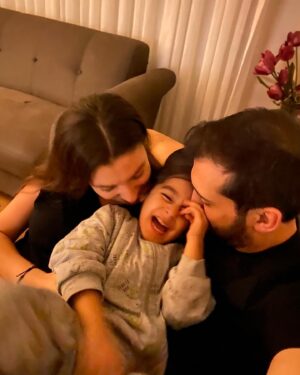 Gökhan Karacık Instagram - Dünyam alev alev yansa nolur bu gülüşünüz varken🙏🏼