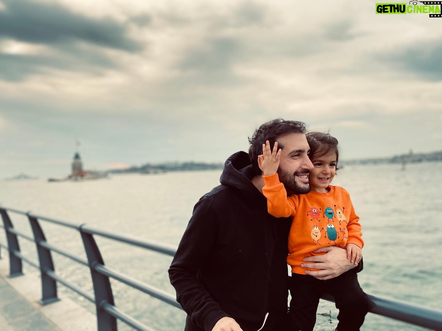 Gökhan Karacık - 1.9K Likes - Sen beni böyle sardıkça dünyam tertemiz kalacak adam👨👩👦
