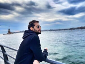 Gökhan Karacık Instagram - İstikbalime bakıyorumdur😉 “I'm looking at my future😉”