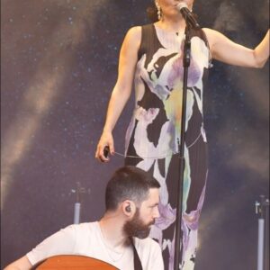 Göksel Instagram - Harbiye konser öncesinden minik anlar. Sıcakta soundcheck, heyecan ve prova saçları. 😉
Güneş’in güzelliğine bakar mısınız? 💞