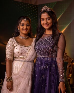 Gomathi Priya Instagram - “Real Queens fix each other’s crowns” 👸🏻👸

-Meena🫶Kaveri

#9thannualvijaytelevisionawards #kingsnqueens #thequeens #siragadikkaaasai #mahanadhi