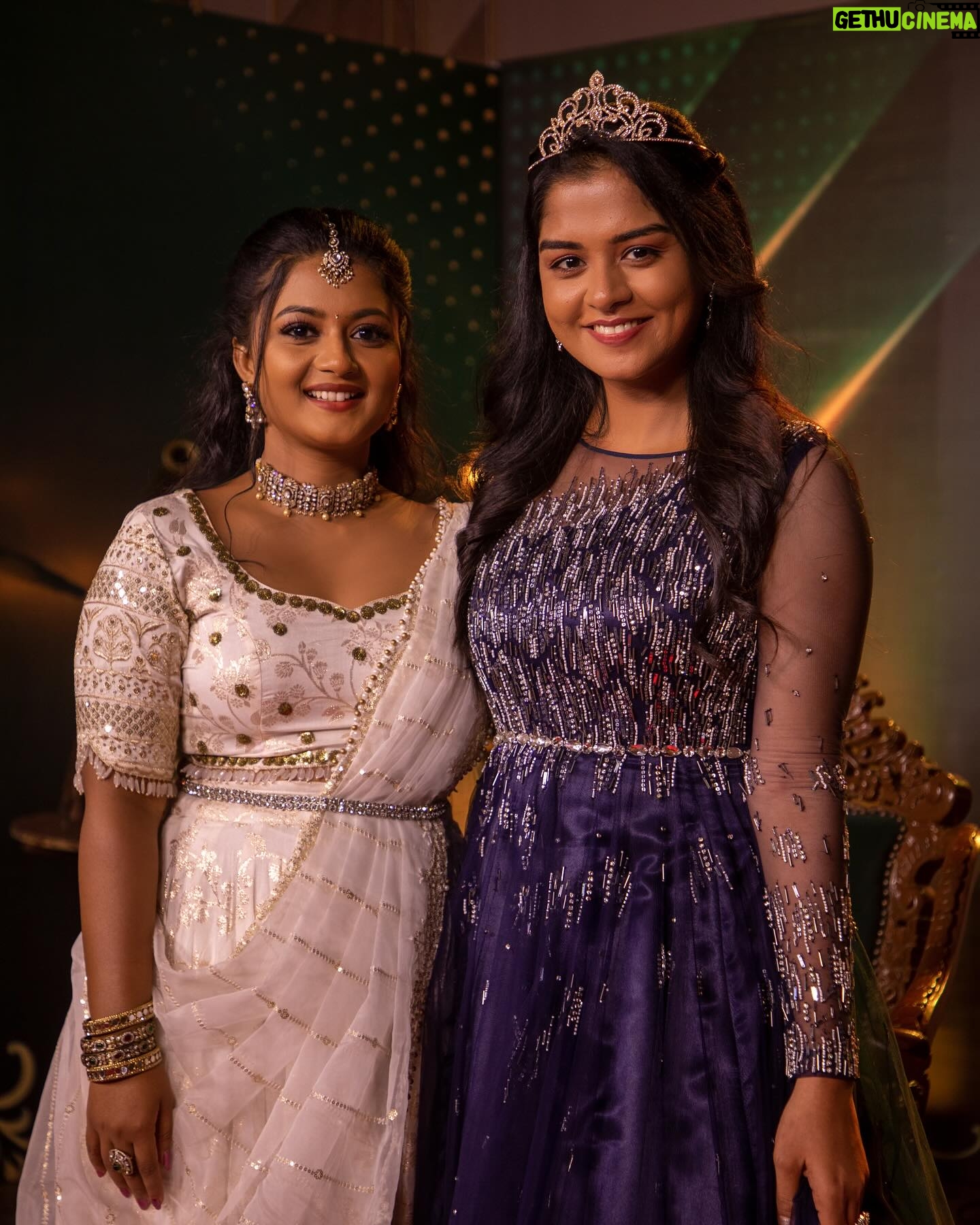 Gomathi Priya - 168.8K Likes - “Real Queens fix each other’s crowns” 👸🏻👸
-Meena🫶Kaveri
#9thannualvijaytelevisionawards #kingsnqueens #thequeens #siragadikkaaasai #mahanadhi