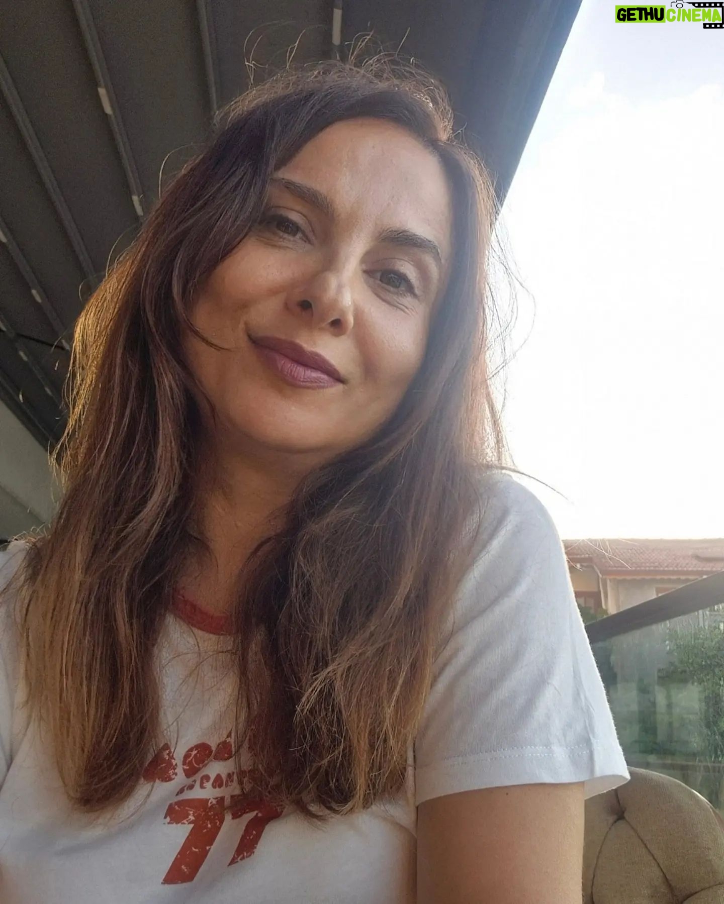Goncagül Sunar - 10.6K Likes - Son bir kaç gün, ortaya karışık 😊✨️