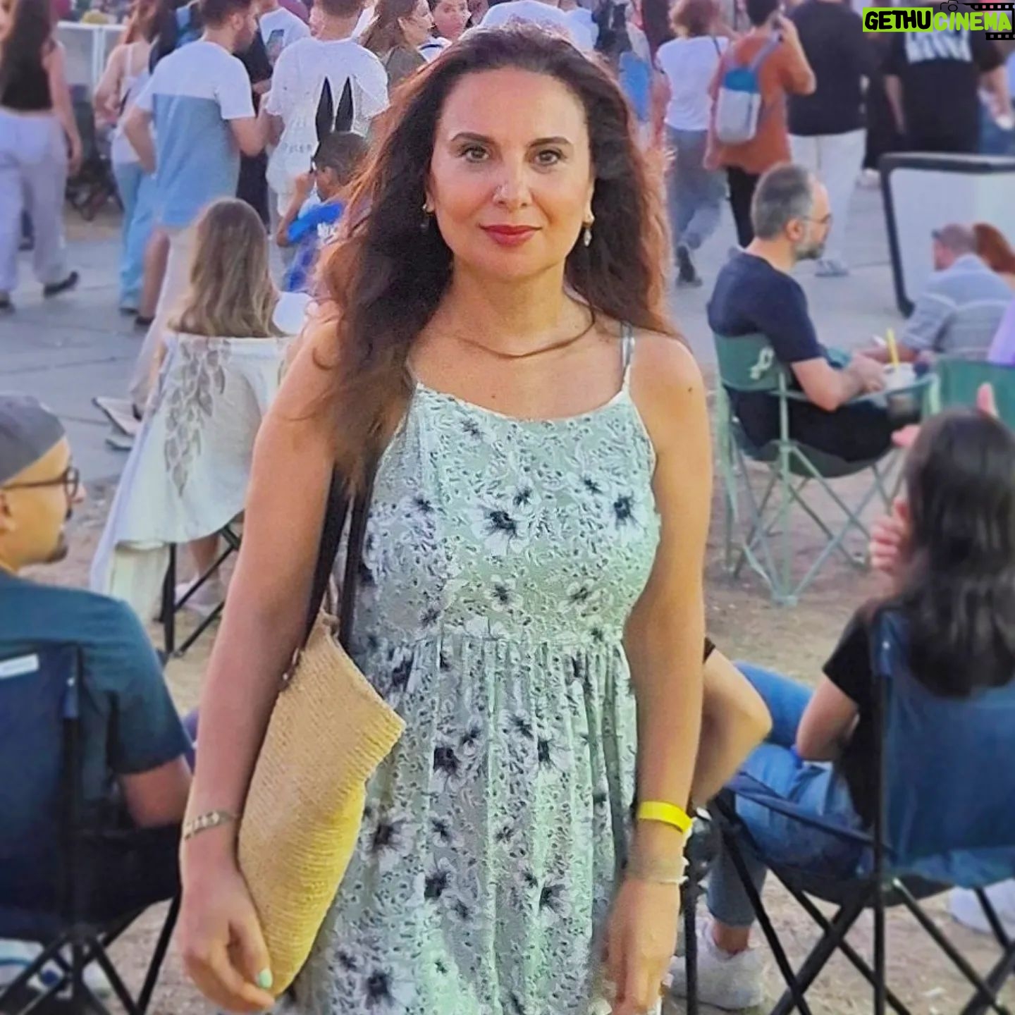 Goncagül Sunar - 2.2K Likes - İnstagrama normal yoldan girmenin kutlamasını da yaptık ya durumumuza bak. Neyse kavuştuk 🙈 bazı hikayede kalmasınları dizelim o zaman✨️✨️