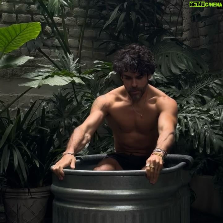 Gonzalo García Vivanco - 10.1K Likes - Esta semana fue de medicina, Detox y doble tina de hielo!! Gracias @elclubdelhielo @masa.house @casaseissiete 🐸🌙❄️⚡️🐉✨🙏🏼🧊