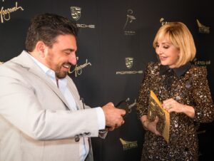 Googoosh Instagram - Dreamers have big hearts, and Robert Dehnoushi was a dreamer.

As an older brother figure to most of his friends, Robert always looked after those he cared for, regardless of their age he was always the first one trying to solve the problem.
My deepest condolences to his wife, @stelladehnoushi, his two adorable children, friends, and relatives.

His passion and ambition will be dearly missed. 💔

#RIP

روياهاى بزرگ داشتن، دلى همچو دريا ميخواهد و رابرت هم دلش دريا بود...

او براى اطرافيانش همچو برادرى بزرگ بود، بدون هيچگونه تبعيض و ارجحيت كه اگر مشكلى براى هر يك از آنان پيش ميامد، او اولين كسى بود كه كمر همت براى رفع آن مشكل ميبست...

به اِستِلاى عزيز همسر او، و دو فرزندشان تسليت ميگويم و از خداوند منان برايشان صبر و استقامت ميطلبم.

جاى خالى وجود پر مهر و پر شور او را هميشه احساس خواهيم كرد...