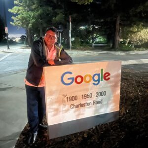 Gopal Dutt Instagram - Pichle dino Google par kisi ko dhoond raha tha. Mili nahi to Google ke office hi chala gaya. Aur jise dhoond raha tha woh hotel ke bahar hi mil gayi. What a small world!