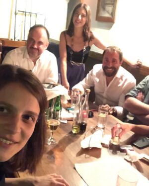 Gordan Kičić Instagram - Mama i Tata se igraju rata 2 u Sarajevu @mina.djukic @teeamyla @drugarica.jovanka @gvozdendjuric Nebojsta Ilic Cile Milica Mihajlovic #redcarpet #sarajevo #tvshow #rts #filmkombajn
