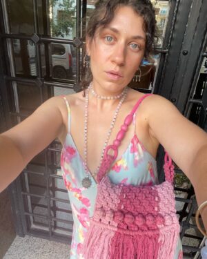 Gözde Cığacı Instagram - Hadi biraz çantamın güzelliğini konuşalım 💖
2.foto “facebook u yeni açtım güzel kızlar eklesin” pozu değil mi? 
Çanta için takipte kalın 👛 
Annem sağolsun 📿
#handmade #macromebag #mom
