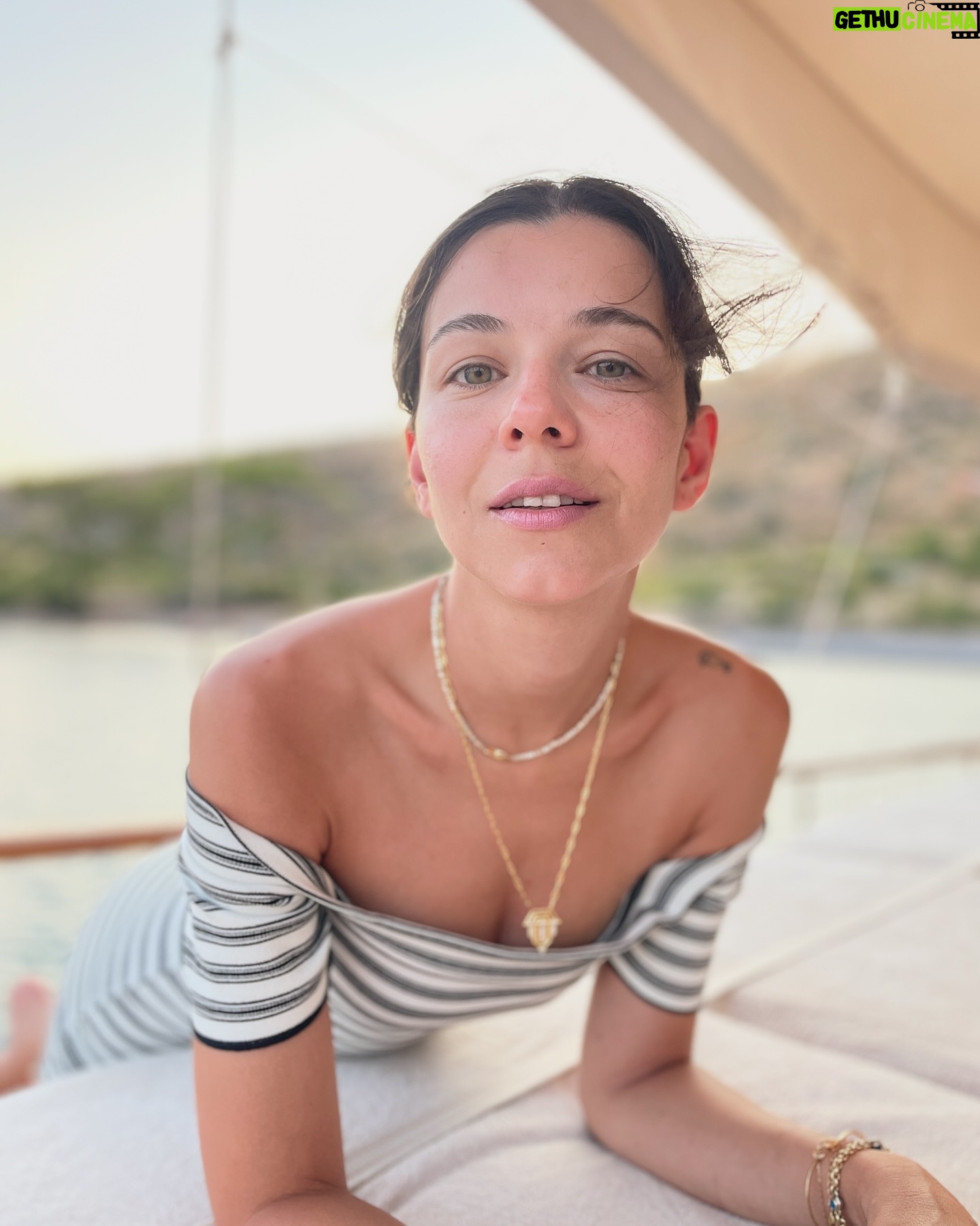 Gözde Duru - 0.9K Likes - Yacht dump💙🐬🛥️⚓️ 🌞🌅🌙🌑