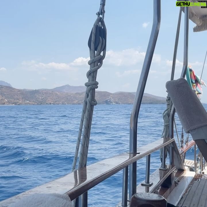Gözde Duru - 0.9K Likes - Yacht dump💙🐬🛥️⚓️ 🌞🌅🌙🌑