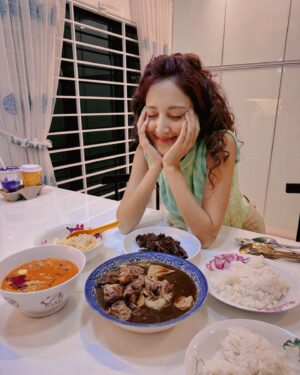 Grace Chan Instagram - 都話我好🫶🏻食肉骨茶㗎啦！😂🤣
上次二選一題
一開始就問
鍾意Bak Kuh Teh or… 🍵 
但係我嘅至愛就係肉骨茶
搞到場面好尷尬🤣😭🥹
問嚟問去都係講肉骨茶！
所以之後嚟大馬
我都要試吓多啲唔同嘅食物～
大家暫時可以喺 @bakerwithabook 睇吓我之前去嘅餐推介😝
等我下個月嚟再尋找多啲美食！

題外話，每一次嚟我都開心到唔捨得走～
點算？
唔通真係要喺度買返間房住？🤣