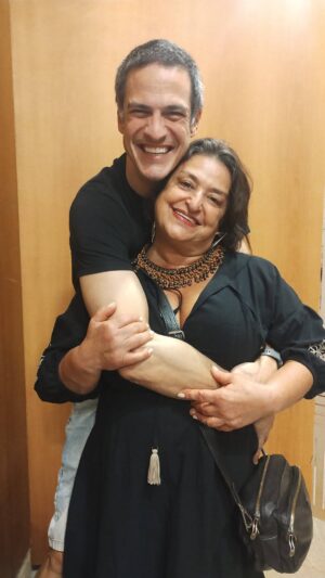 Grace Gianoukas Instagram - O Figurante, @ofigurante_espetaculo de @mateusolanooficial @isabelteixeira e @thiremiguel é imperdível.
Um espetáculo engraçadíssimo, emocionante e comovente que fala um pouco sobre todos nós: os nossos sonhos que nos fazem ir adiante perante a realidade do sistema..
 Uma onda perfeita pra Mateus Solano deslizar o seu enorme talento e nos hipnotizar com seu domínio absoluto de técnica, inteligência emocional e cênica e profunda doação à arte de atuar.
 Tivemos que agarrar e tietar o amigo.
 Né @mariliapints ?