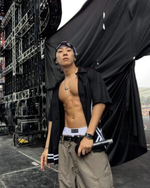 Gray Instagram - 올해도 적셨다🔥🔥🔥💦💦💦
@waterbomb_official 💚💛