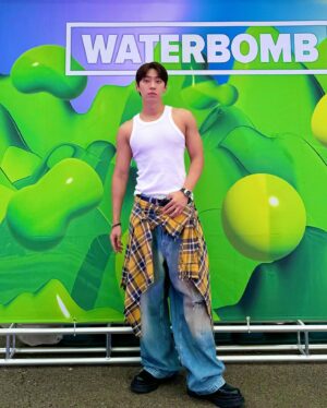 Gray Instagram - 올해도 적셨다🔥🔥🔥💦💦💦
@waterbomb_official 💚💛