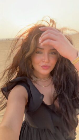 Gredmarie Colón Instagram - TIENES QUE DEJAR LA CIUDAD DE TU COMODIDAD E IR AL DESIERTO DE TU INTUICIÓN. LO QUE DESCUBRIRÁS SERÁ MARAVILLOSO, ¡A TI MISMO! 🏜️

#desert #dubai #fyp #travel