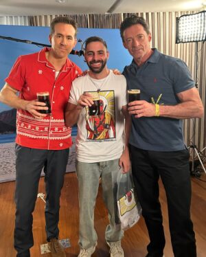 Grego Rossello Instagram - Y un dia me tome unos ferné con Ryan Reynolds y Hugh Jackman. 🤯 ❤️ 

Hay una sola linea de tiempo en la que estas dos bestias son los invitados de mi programa y por suerte vivo en esa. No puedo poner en palabras lo que vivi hoy con ellos dos, nos cagamos de risa, les encanto el fernet, jodieron todo el tiempo, me abrazaron y me dijeron que fue la mejor nota de la tarde. Shawn Levy el director flasheo con el tatuaje y Emma Corrin no puede ser más divina. Soy de soñar cosas grandes pero lo de hoy realmente no tiene sentido jajajaja no pare de sonreír en todo el dia, que maravilla! Se sube el lunes que viene a mi canal de Youtube! ❤️

Gracias @marvellatam y @disneystudiosla por confiar en mi. Espero haber estado a la altura.