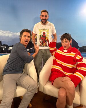 Grego Rossello Instagram - Y un dia me tome unos ferné con Ryan Reynolds y Hugh Jackman. 🤯 ❤️ 

Hay una sola linea de tiempo en la que estas dos bestias son los invitados de mi programa y por suerte vivo en esa. No puedo poner en palabras lo que vivi hoy con ellos dos, nos cagamos de risa, les encanto el fernet, jodieron todo el tiempo, me abrazaron y me dijeron que fue la mejor nota de la tarde. Shawn Levy el director flasheo con el tatuaje y Emma Corrin no puede ser más divina. Soy de soñar cosas grandes pero lo de hoy realmente no tiene sentido jajajaja no pare de sonreír en todo el dia, que maravilla! Se sube el lunes que viene a mi canal de Youtube! ❤️

Gracias @marvellatam y @disneystudiosla por confiar en mi. Espero haber estado a la altura.