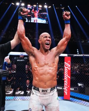 Gregory Rodrigues Instagram - Vitória!!!!! Toda glória ao meu Deus!!!! Só Ele sabe as batalhas que travei para chegar hoje aqui! 🔥🔥🔥🔥🔥

#mma #ufc #robocop #ufc304 #manchester
