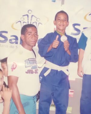 Gregory Rodrigues Instagram - Essas recordações lembram meu coração como o trabalho duro traz grandes recompensas! O olhar visionário dos meus pais não deixando eu desistir, estar conectado com pessoas que queriam me fazer crescer, foram o diferencial para eu viver o que vivo hoje! 
Deixa eu contar uma história para vocês! Esse menino da foto começou a treinar com 5 anos de idade e tinha apenas um sonho de se tornar um dia um lutador profissional, viver do esporte. Diante de tantas dificuldades Deus direcionou um caminho que o sonho desse menino foi realizado! Como sou grato por cada um que passou na minha trajetória durante esses mais de 27 anos de vida dedicada ao esporte!!!! Obrigado pai e mãe ❤️

#mma #ufc #robocop #jiujitsu #boxing #tbt