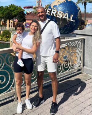 Gregory Rodrigues Instagram - Having a lot of fun today here in @universalorlando 
It’s so special moments like these with my family 🤍
I’m so blessed!!! God is good all the time!

#ufc #robocop #mma #ufcbrasil