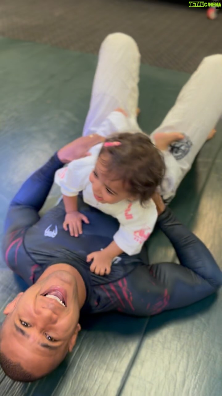 Gregory Rodrigues - 734 Likes - Uma fofura dessa finaliza qualquer um!! 🔥
#serena #daughter #jiujitsu #jiujitsuforeveryone