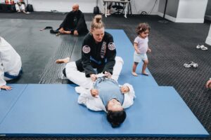 Gregory Rodrigues Instagram - JIU-JITSU   FAMÍLIA! QUE COMBINAÇÃO! 😍 Quem aí curte uma arte suave? 🥋  #MNCSChurch #MNCSFlorida