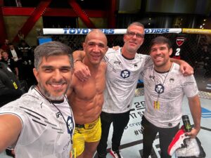 Gregory Rodrigues Instagram - OBRIGADO DEUS! TODA HONRA E TODA GLÓRIA SEJA DADA A TI!
-
@GregoryRodriguesMMA parabéns por ter escutado tão bem e seguido a estratégia, mais uma pra nós irmão!
-
Thank you @LuqueVicente @CoachGJones @HenriHooft @KillCliff_FC @IHPfit @LucianaCRibeiro
-
#UFC #Victory #Vitória #UFCVegas #GregoryRobocop #PraiaDaCosta #Itaquari #VilaVelha