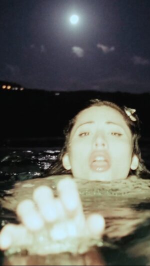 Greta Menchi Instagram - Non dimenticherò mai questa notte, 
avevamo il cuore e la luna pieni. 
Eravamo felici e lo sapevamo. 
Questo videoclip è stato ideato, diretto e realizzato interamente da Greta Menchi e Davide Monachino. Ora è tuo, fanne ciò che vuoi. 
Questa canzone è un pezzo del mio cuore, è nata dall’angoscia di una delle notti più difficili della mia vita in studio con Wepro che in questi mesi per me intensi è stato mio amico, produttore, spalla e fratello.
Il videoclip è ora online angeli miei , love u hardcore. 
La vostra per sempre Angelica e Affilata 🌒✨⭐️