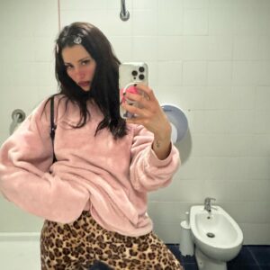 Greta Menchi Instagram - quando si ferma il tempo e tutto gira ed ho così paura che non sento più paura?¿ ☠️🎀🪦e mi mette paura questo bum bum bum 🎶indosso solo collane affilate..